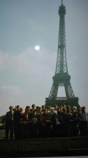 Het jongenskoor en leiding voor de Eiffeltoren