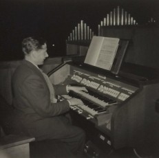 Cor Suijs achter het orgel