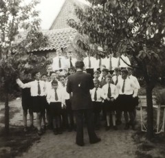 Cor Suijs in de Dufourstraat met zangers