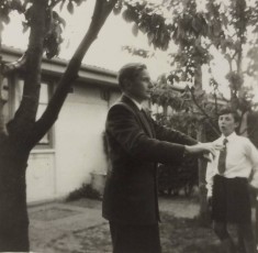 Cor Suijs met jongen in Dufourstraat