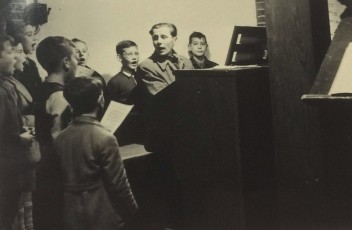 Cor Suijs op het koor met jongens