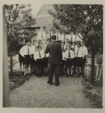 Cor Suijs in Dufourstraat met jongens