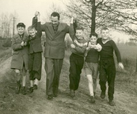 1955 Martien met jongens