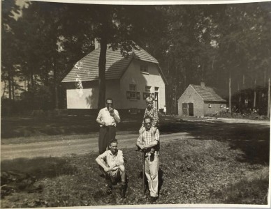 1960 Kamp Esbeek met Addy vd Langeberg op schouder Piet Bloem, links staand Martien Habraken, zittend Jos Schulpen