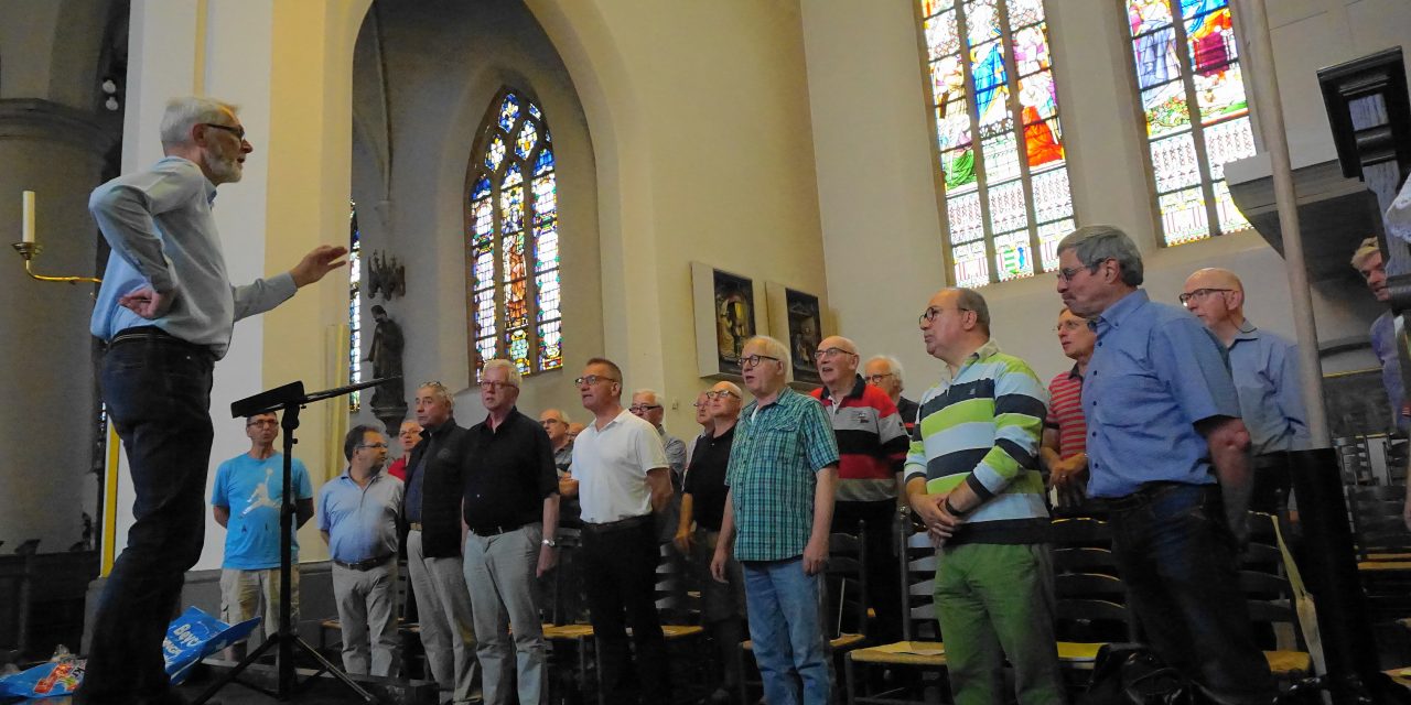 Foto: 1e repetitie van de Zangers van Cantasona