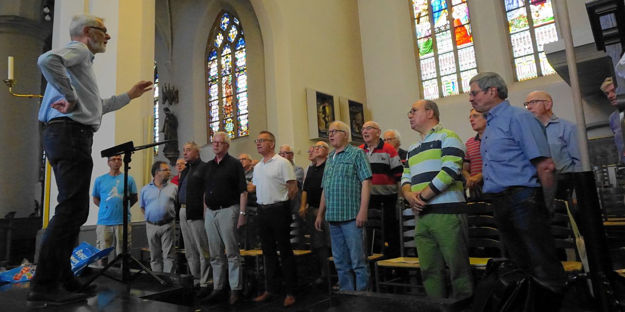 Foto: 1e repetitie van de Zangers van Cantasona